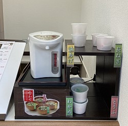 味噌コーナーです。長ネギ、豆腐、わかめ、油揚げ、の4種類から選べます。70円です。