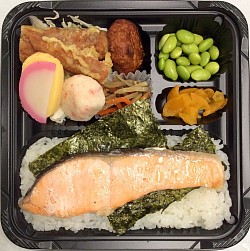 鮭デラックス弁当 700円 (おかずは定期的に変わります)