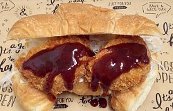 クロワッサンド(牛肉コロッケ)  390円