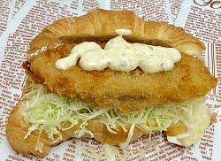 クロワッサンド(白身フライタルタル) 390円