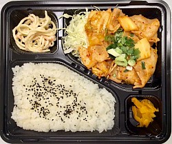豚キムチ炒め弁当680円　おかず530円　ハーフサイズ580円　ハーフサイズおかず430円