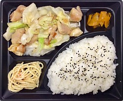 鶏野菜炒め弁当680円　おかず530円 ハーフサイズ580円　ハーフサイズおかず430円