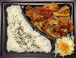 回鍋肉弁当 680円　おかず530円　ハーフサイズ580円　ハーフサイズおかず430円