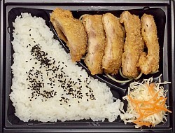 チキンカツ弁当590円　おかず440円